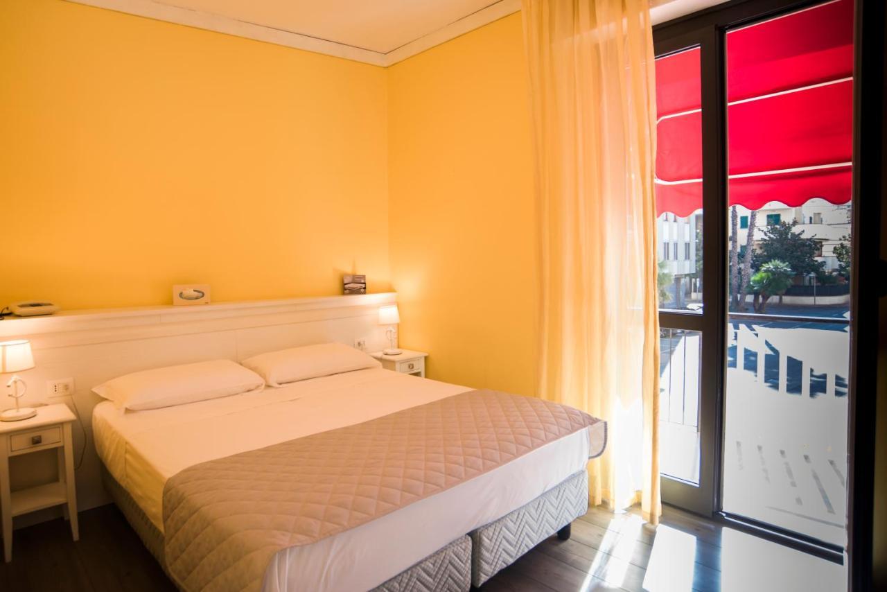 Hotel Marisa Albenga Exteriör bild